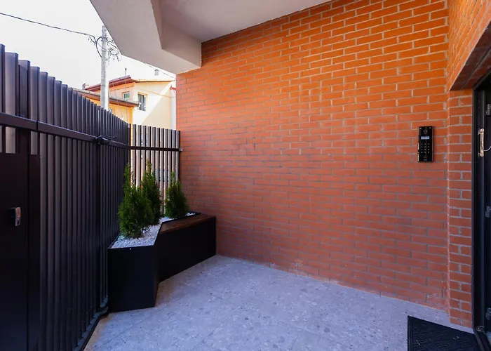 Juno New Boutique Building With Fee-based Parking *