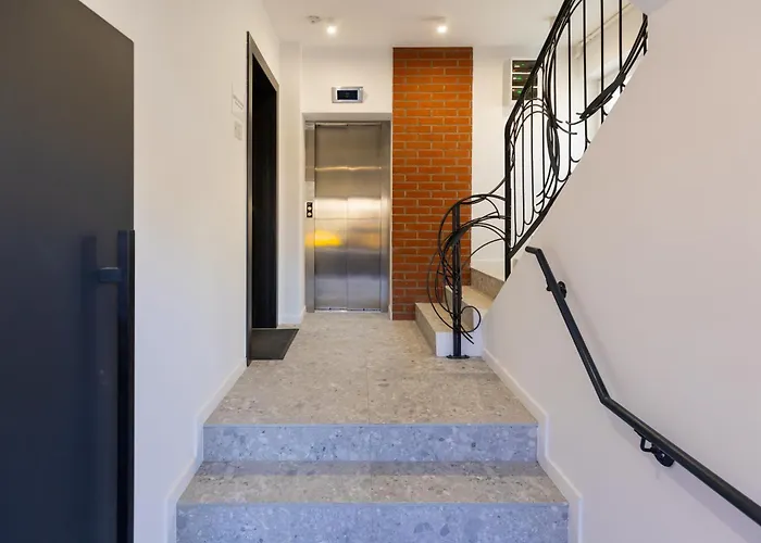 Juno New Boutique Building With Fee-based Parking *