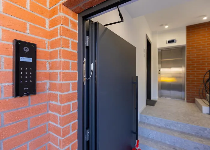 Juno New Boutique Building With Fee-based Parking *