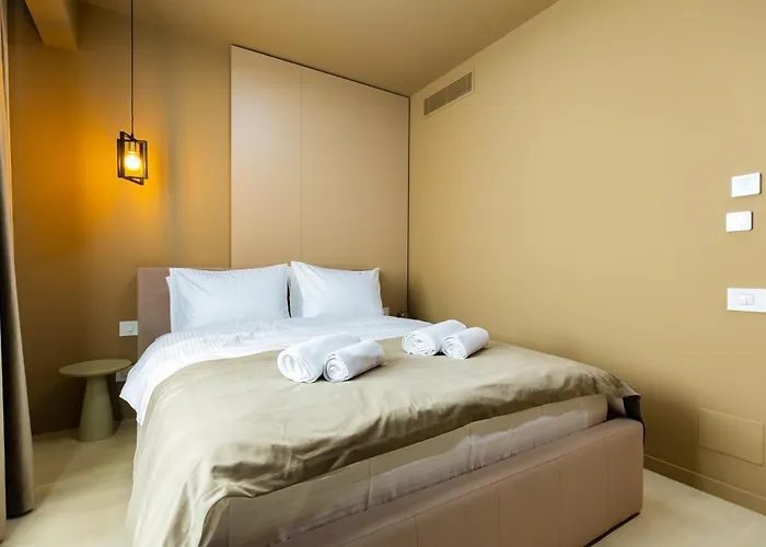 Juno New Boutique Building With Fee-based Parking